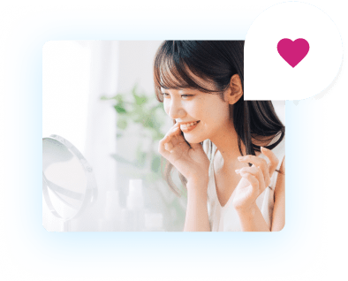 鏡を見る女性