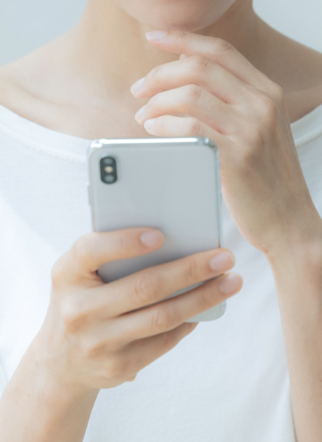 スマホを持つ女性